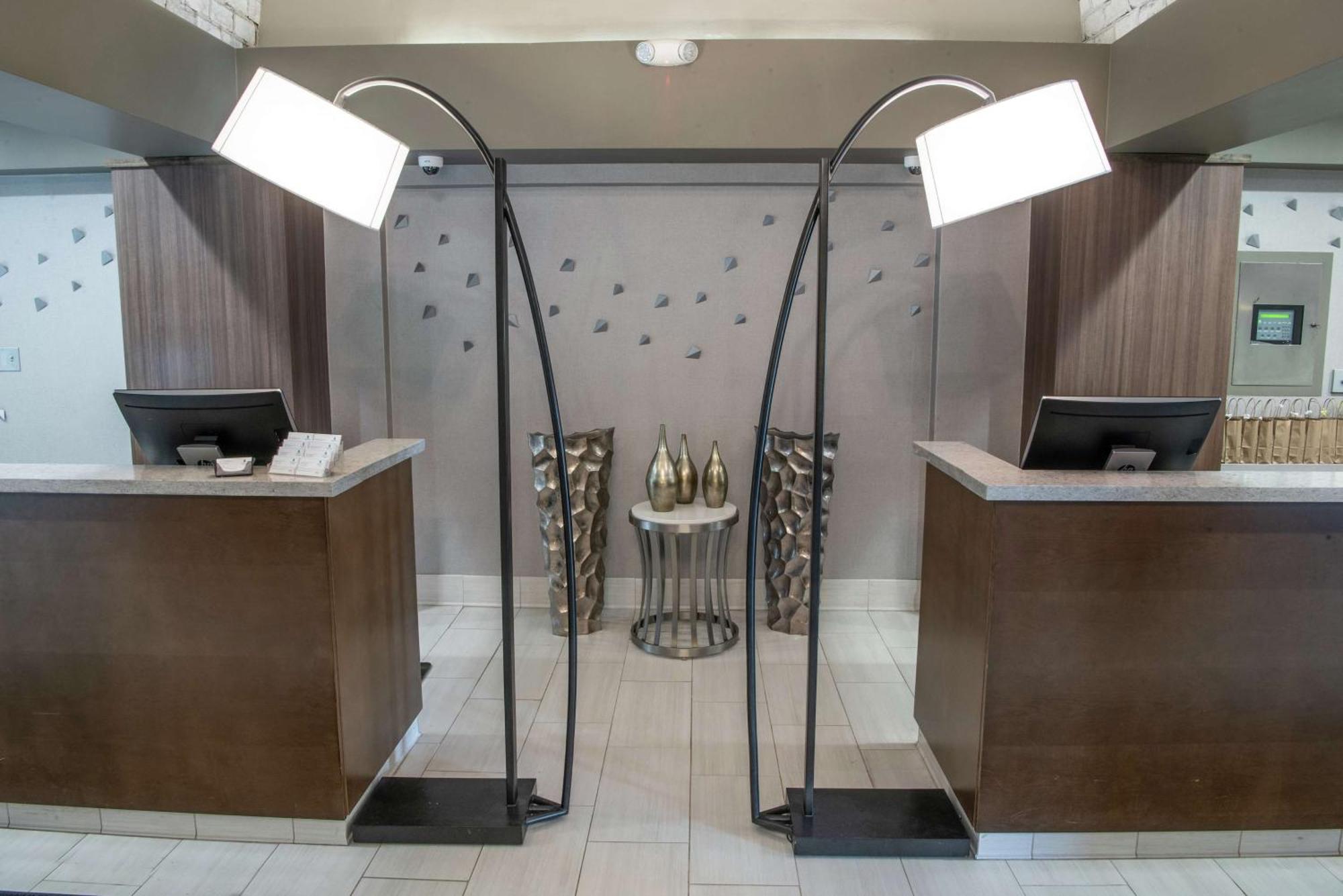 Embassy By Hilton Chicago Woodfield