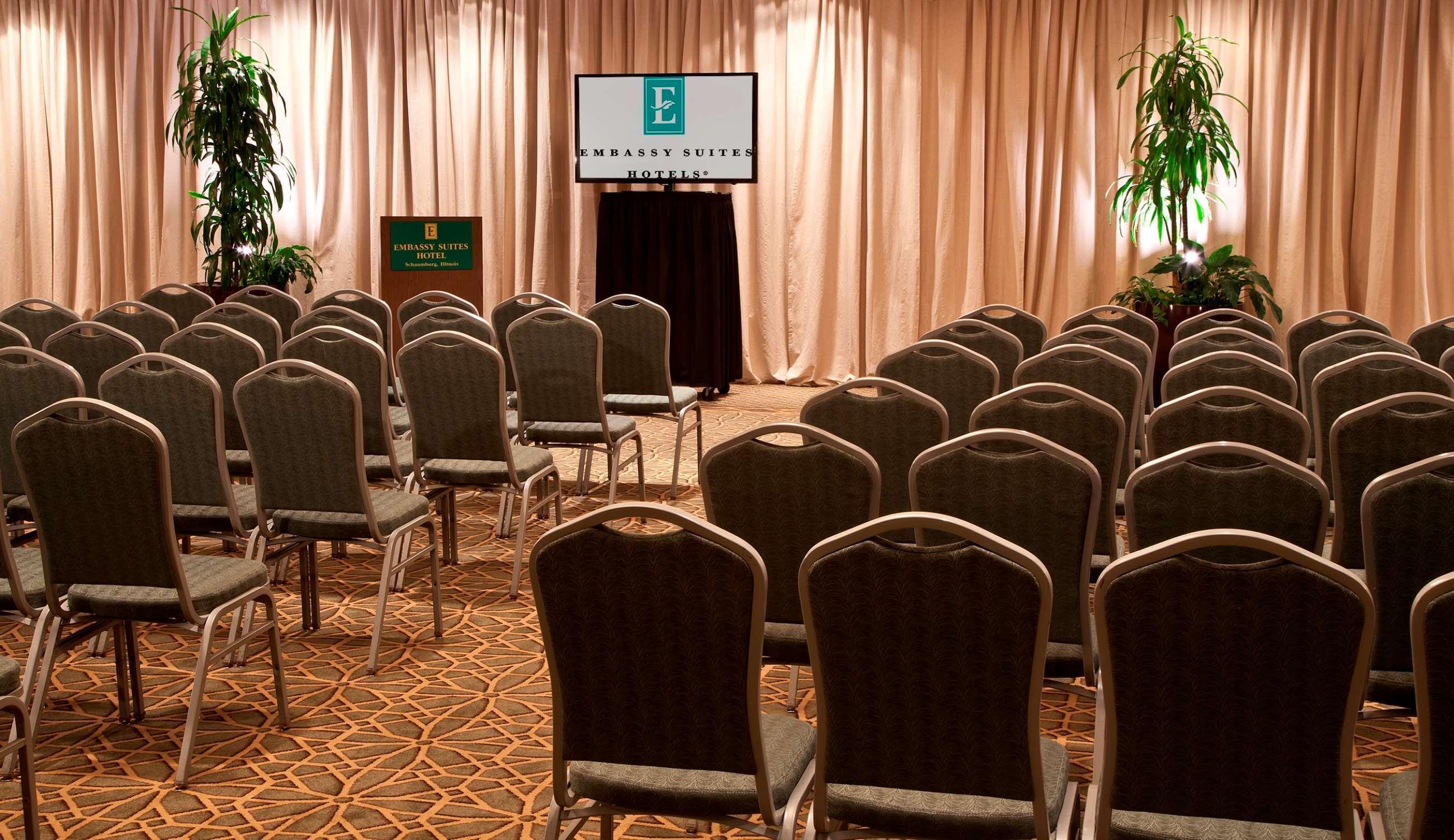 Embassy By Hilton Chicago Woodfield 3*