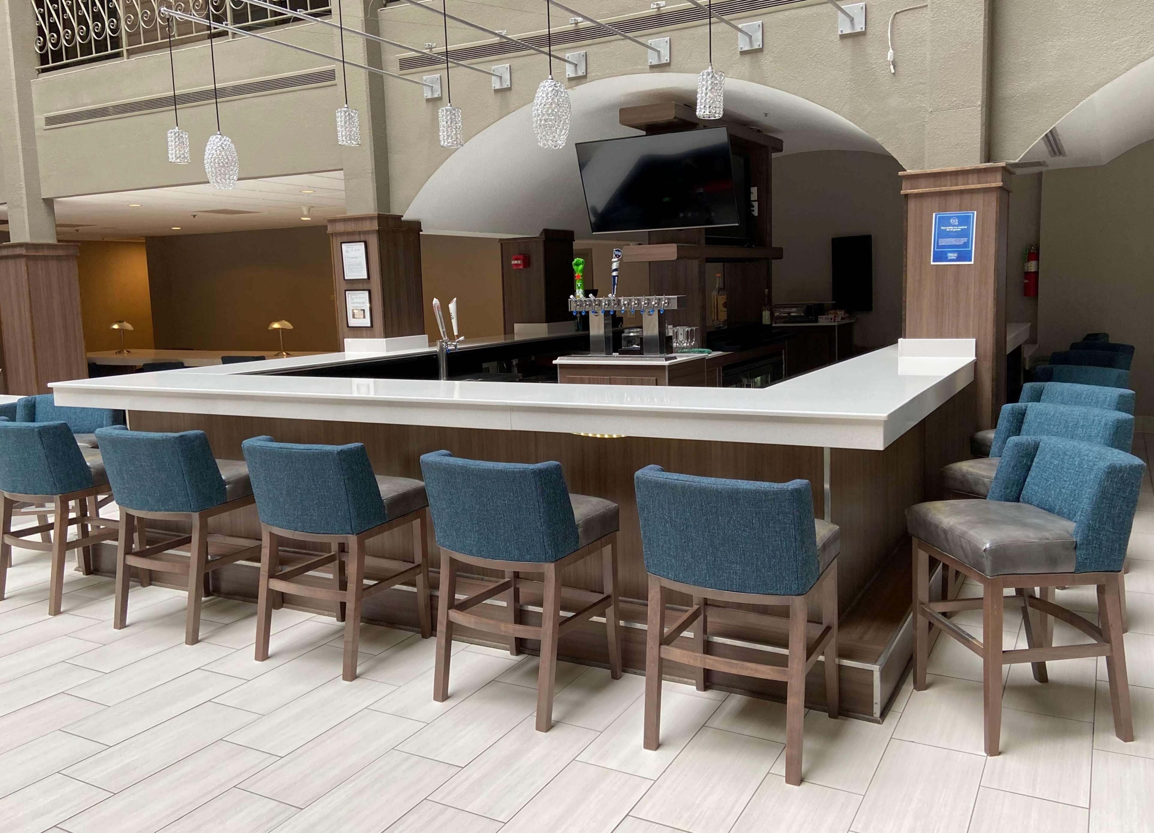 Hotel Embassy By Hilton Chicago Woodfield