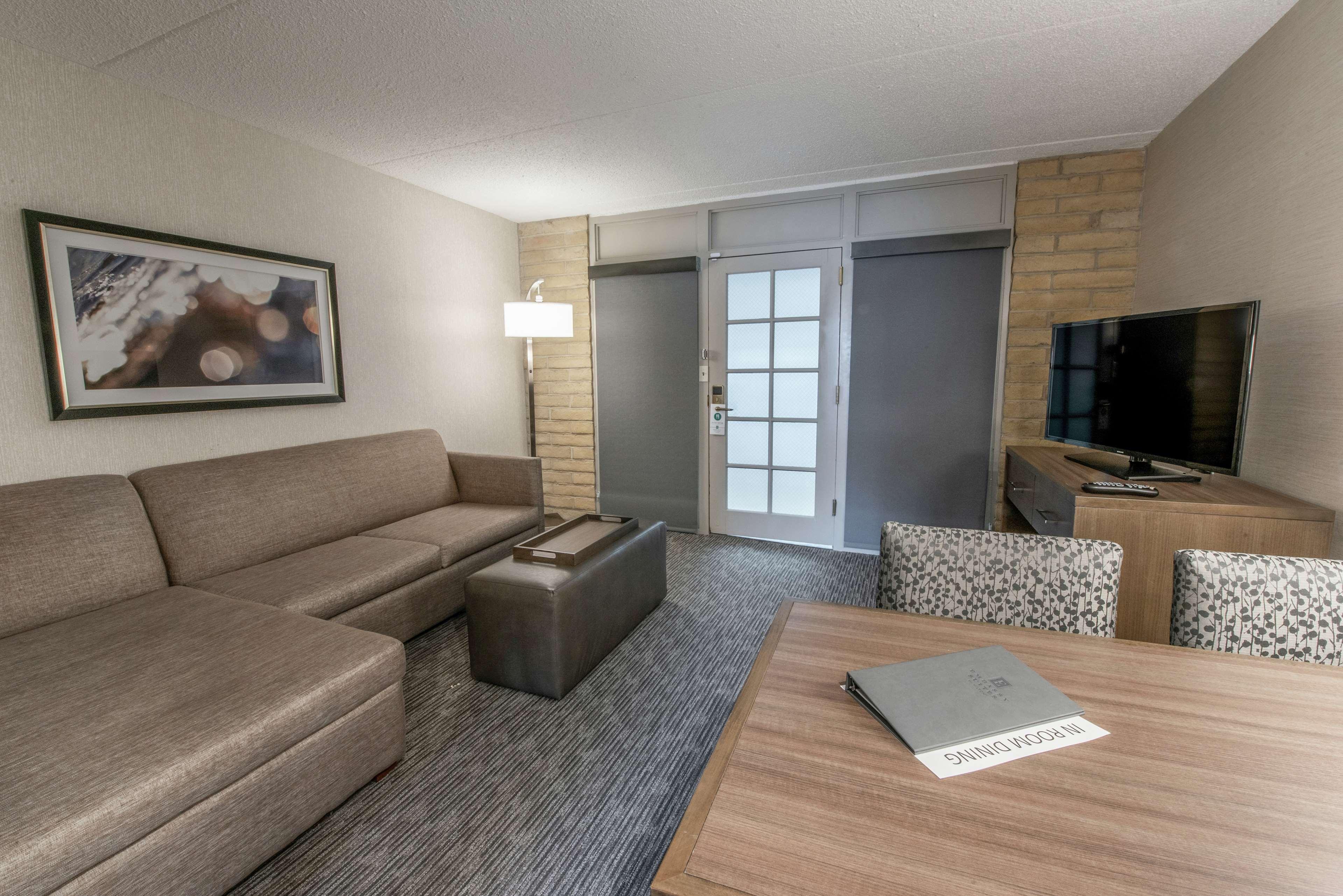 Hotel Embassy By Hilton Chicago Woodfield
