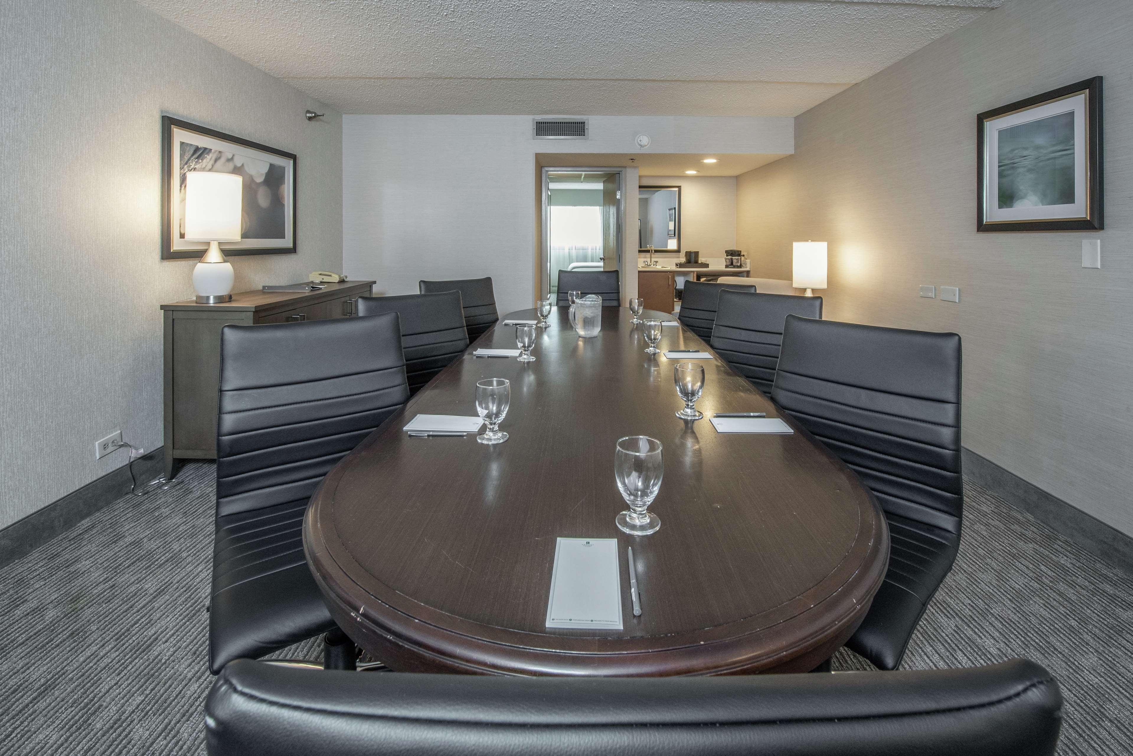 Embassy By Hilton Chicago Woodfield 3*