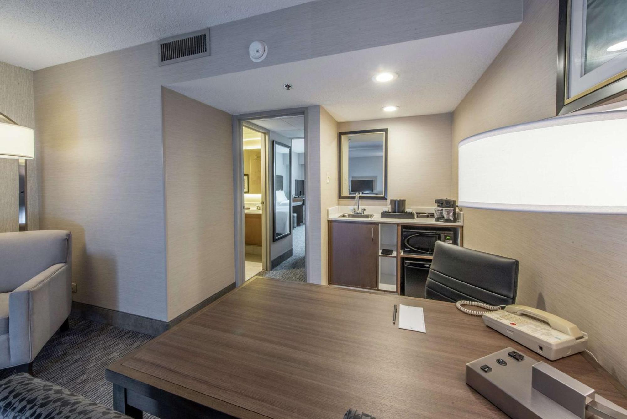 Embassy By Hilton Chicago Woodfield
