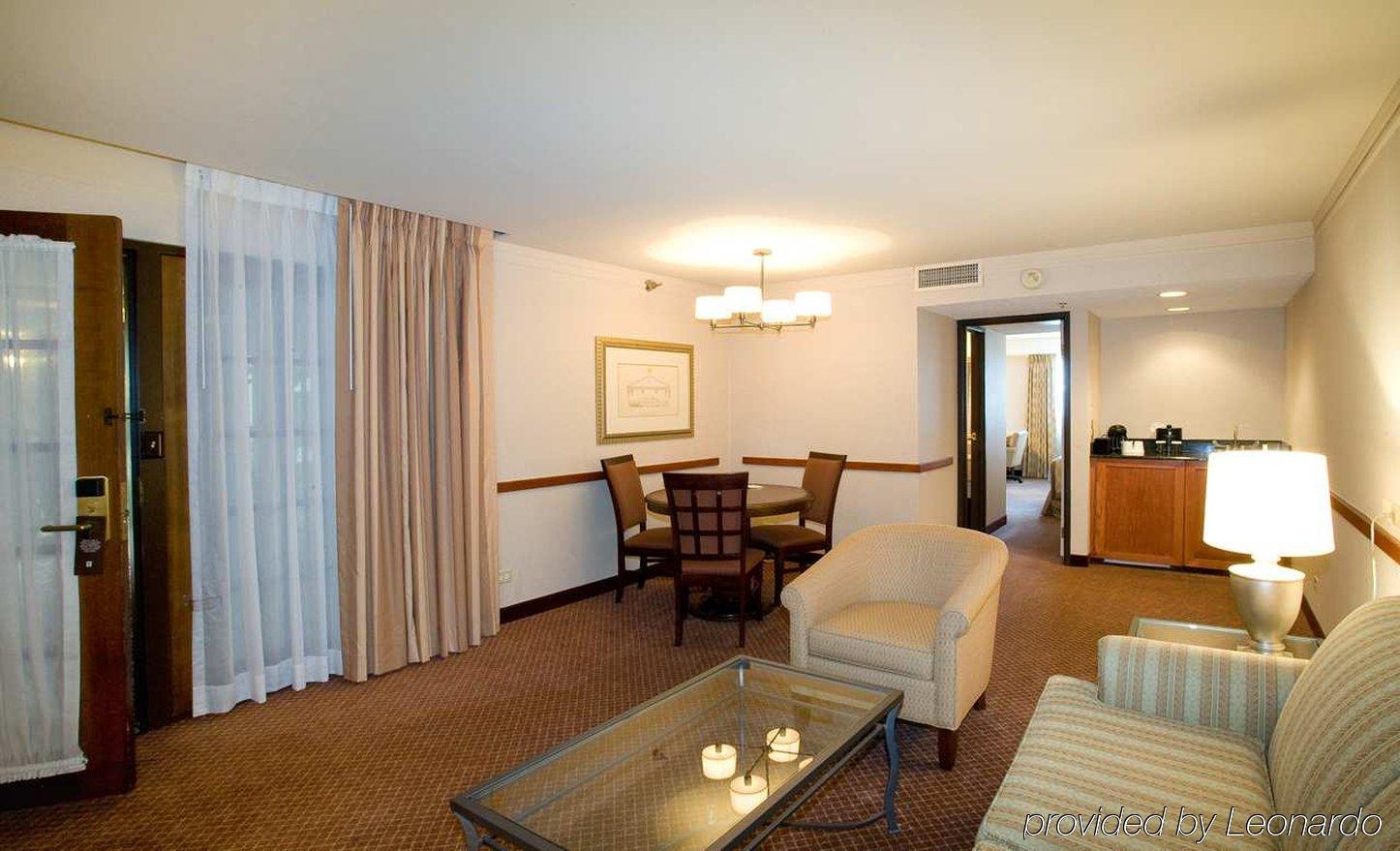 Hotel Embassy By Hilton Chicago Woodfield 3*