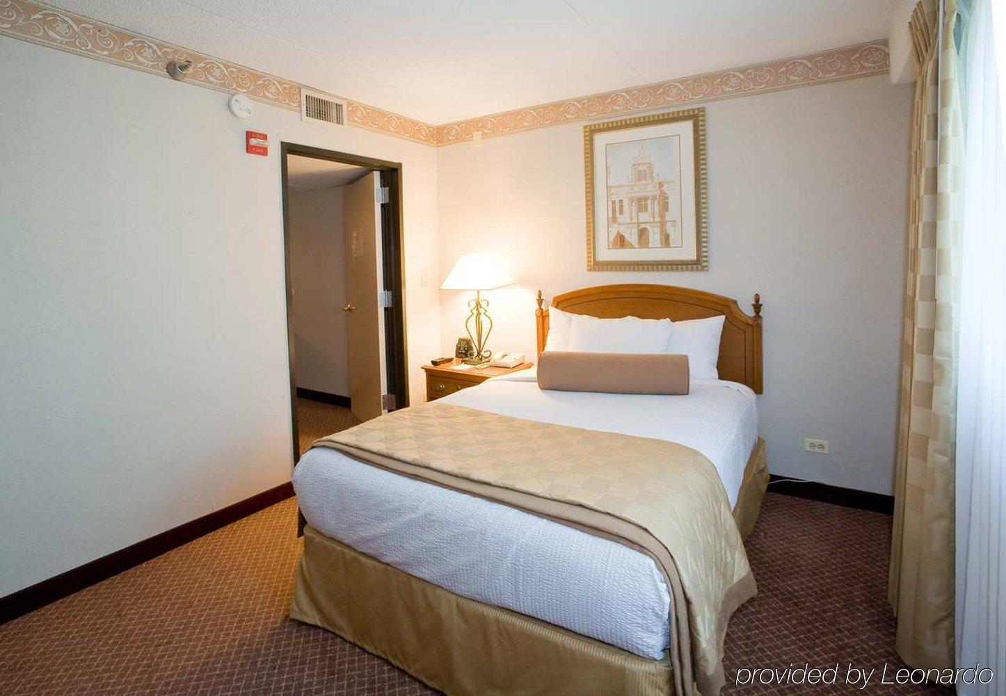 Hotel Embassy By Hilton Chicago Woodfield