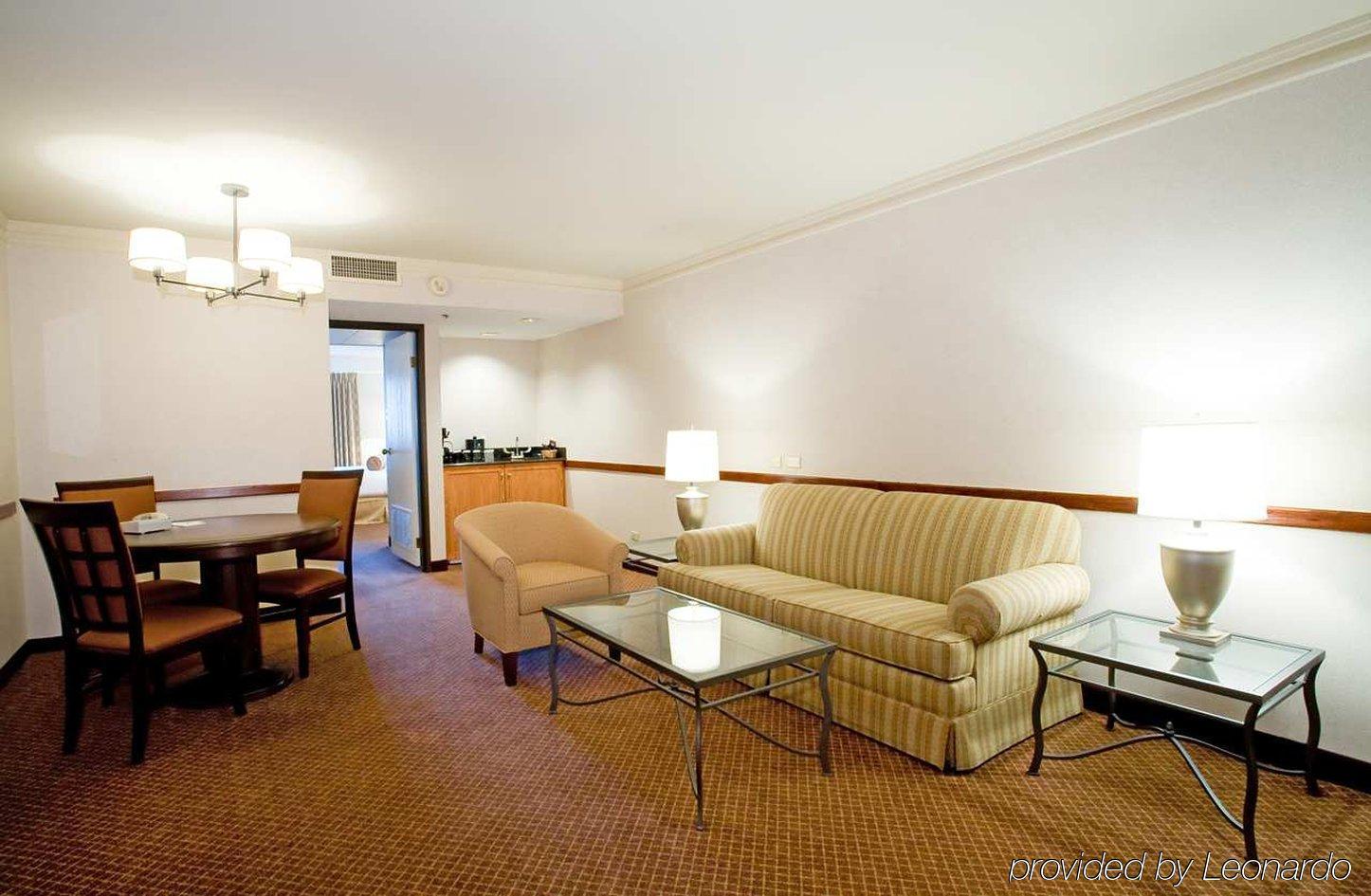 Embassy By Hilton Chicago Woodfield