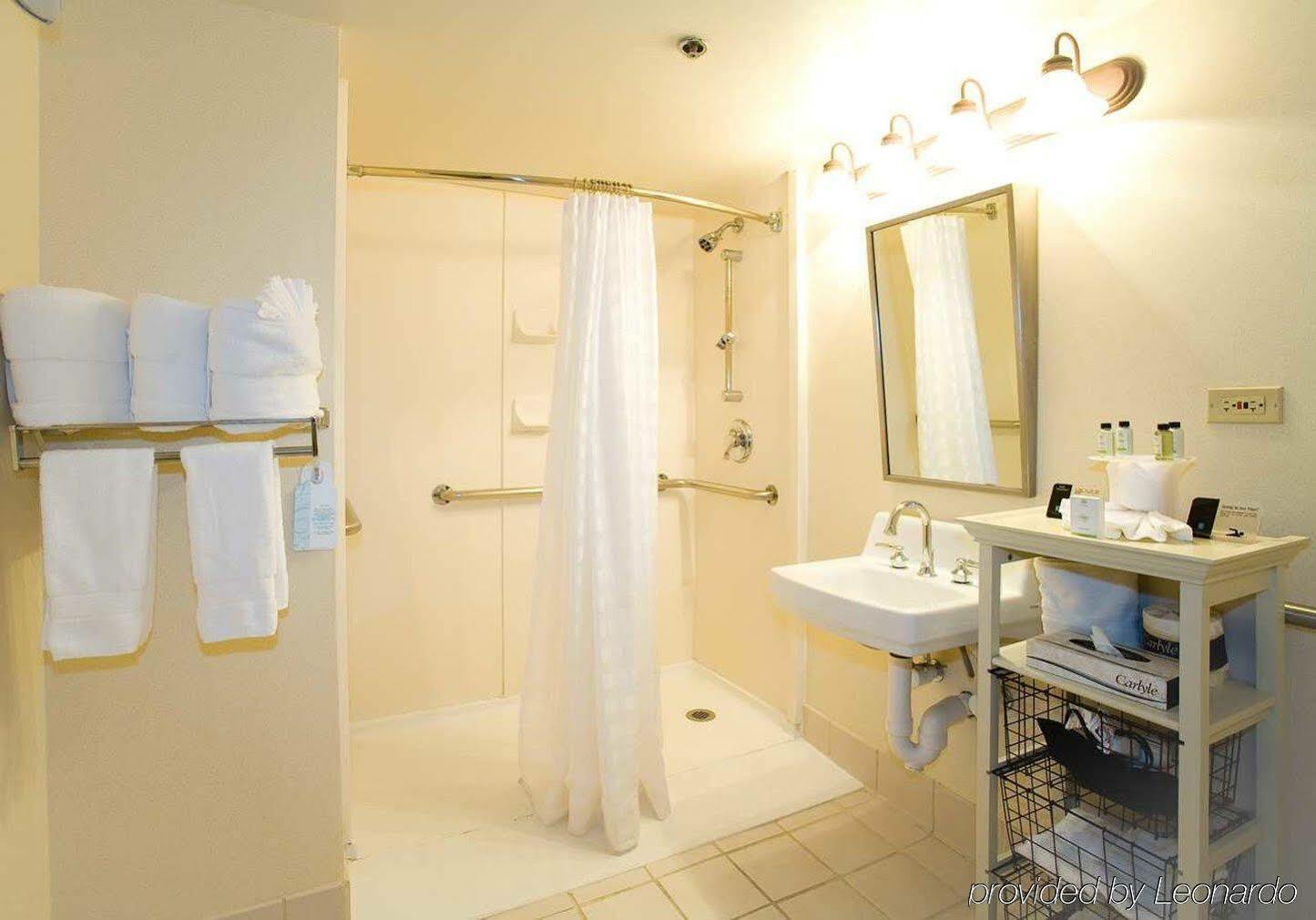 Hotel Embassy By Hilton Chicago Woodfield