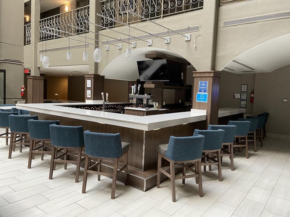 Hotel Embassy By Hilton Chicago Woodfield 3*