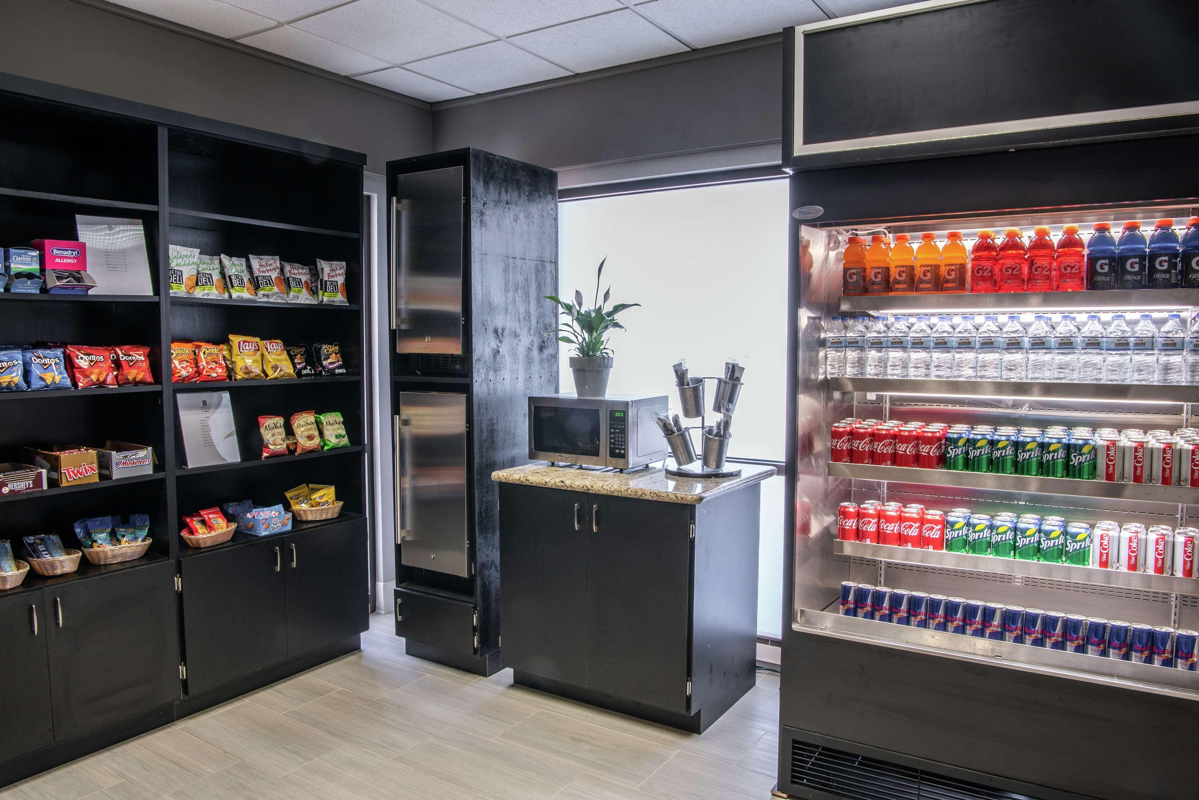 Embassy By Hilton Chicago Woodfield 3*