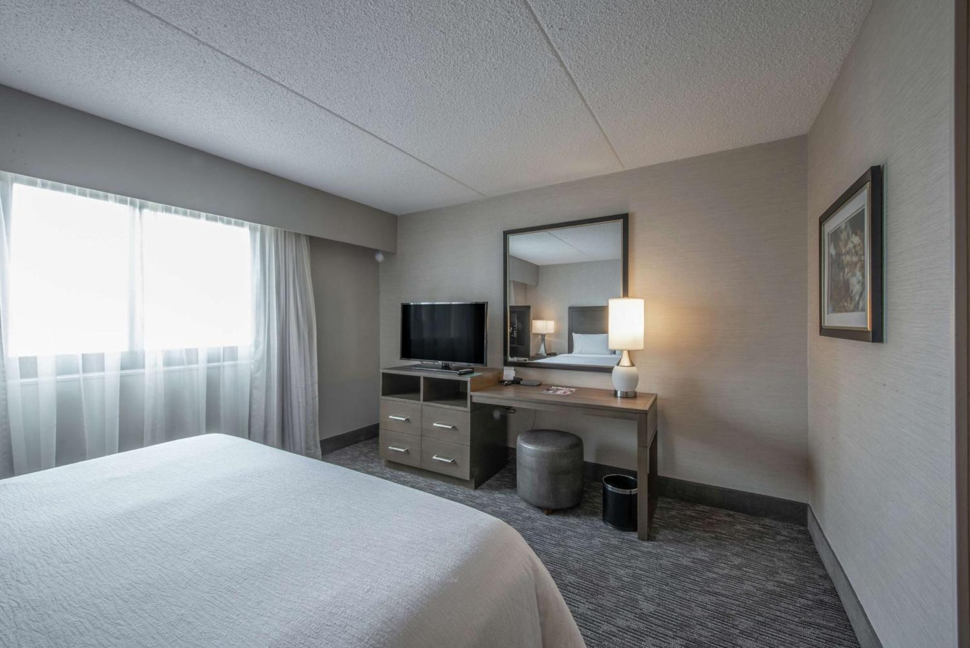 Hotel Embassy By Hilton Chicago Woodfield