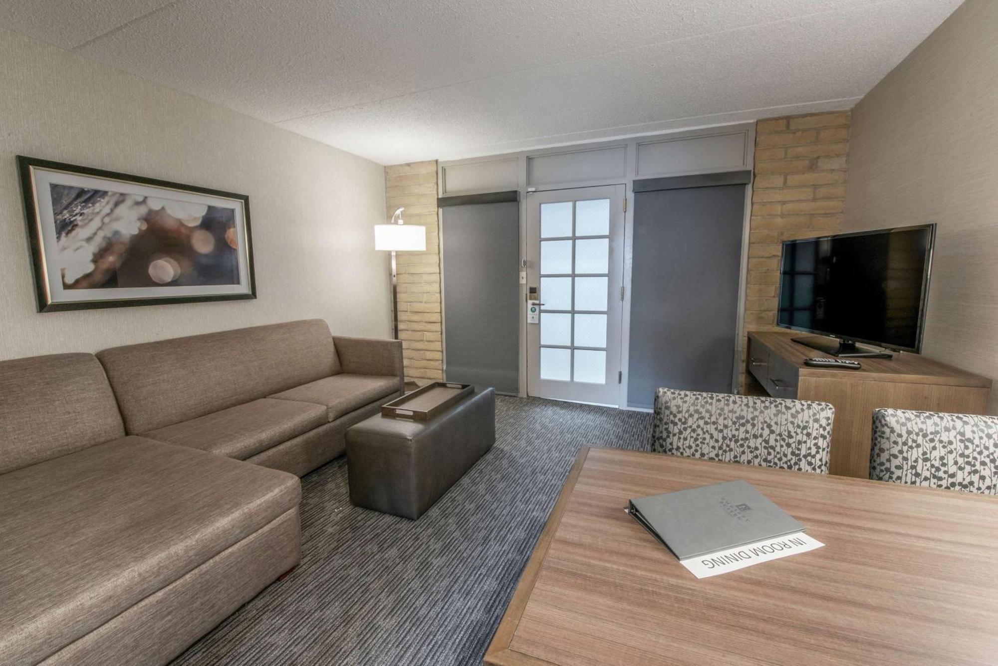Hotel Embassy By Hilton Chicago Woodfield