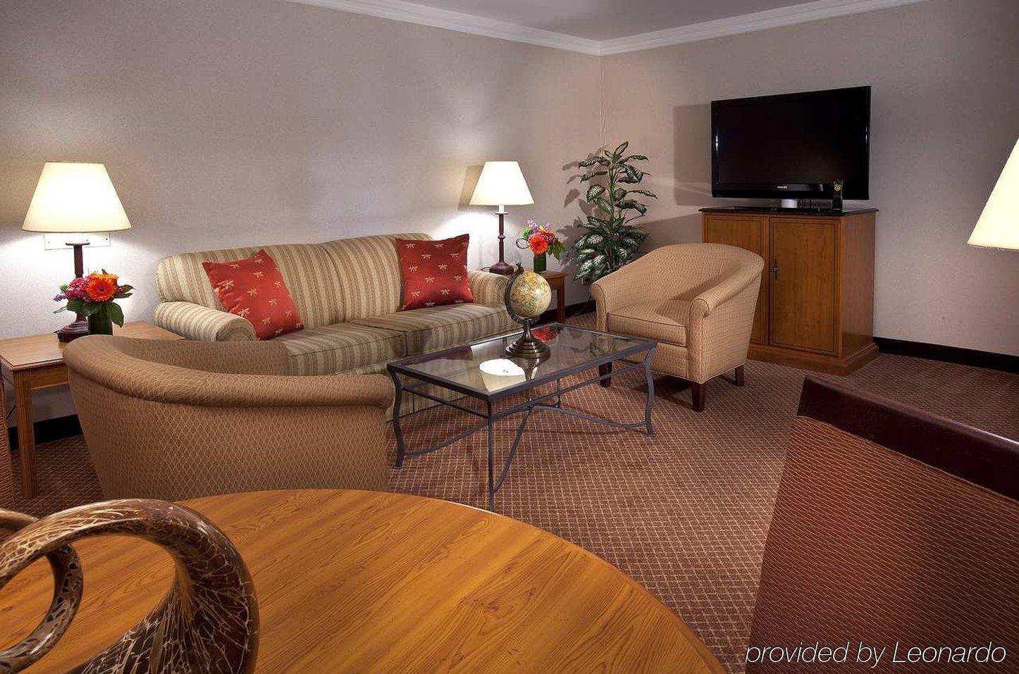 Hotel Embassy By Hilton Chicago Woodfield 3*