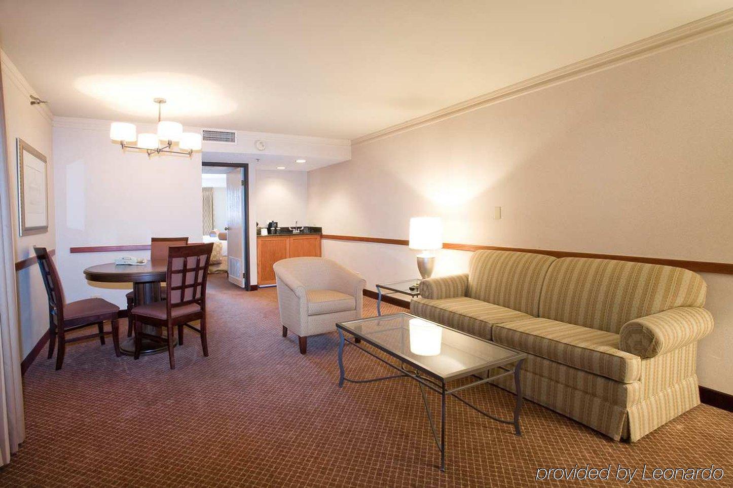 Hotel Embassy By Hilton Chicago Woodfield