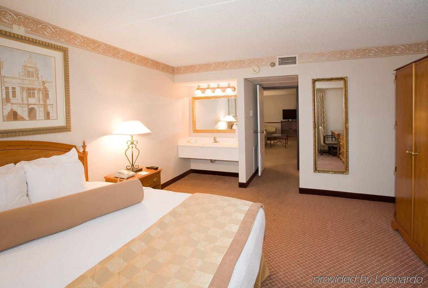 Embassy By Hilton Chicago Woodfield Hotel 3*