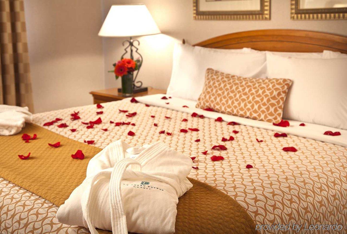 Embassy By Hilton Chicago Woodfield Hotel