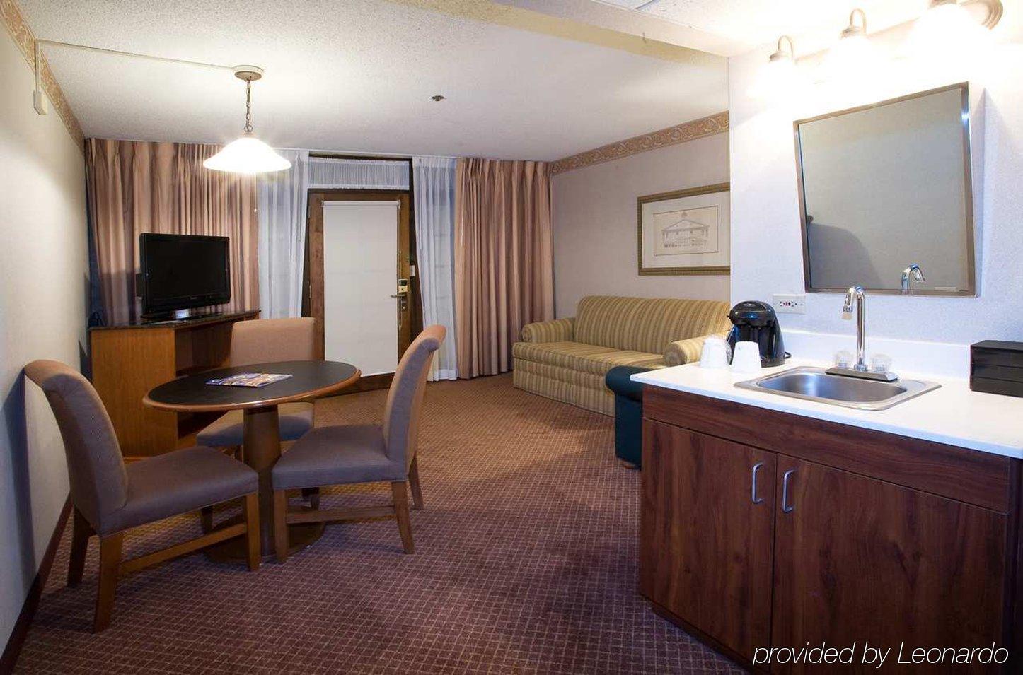 Embassy By Hilton Chicago Woodfield Hotel 3*